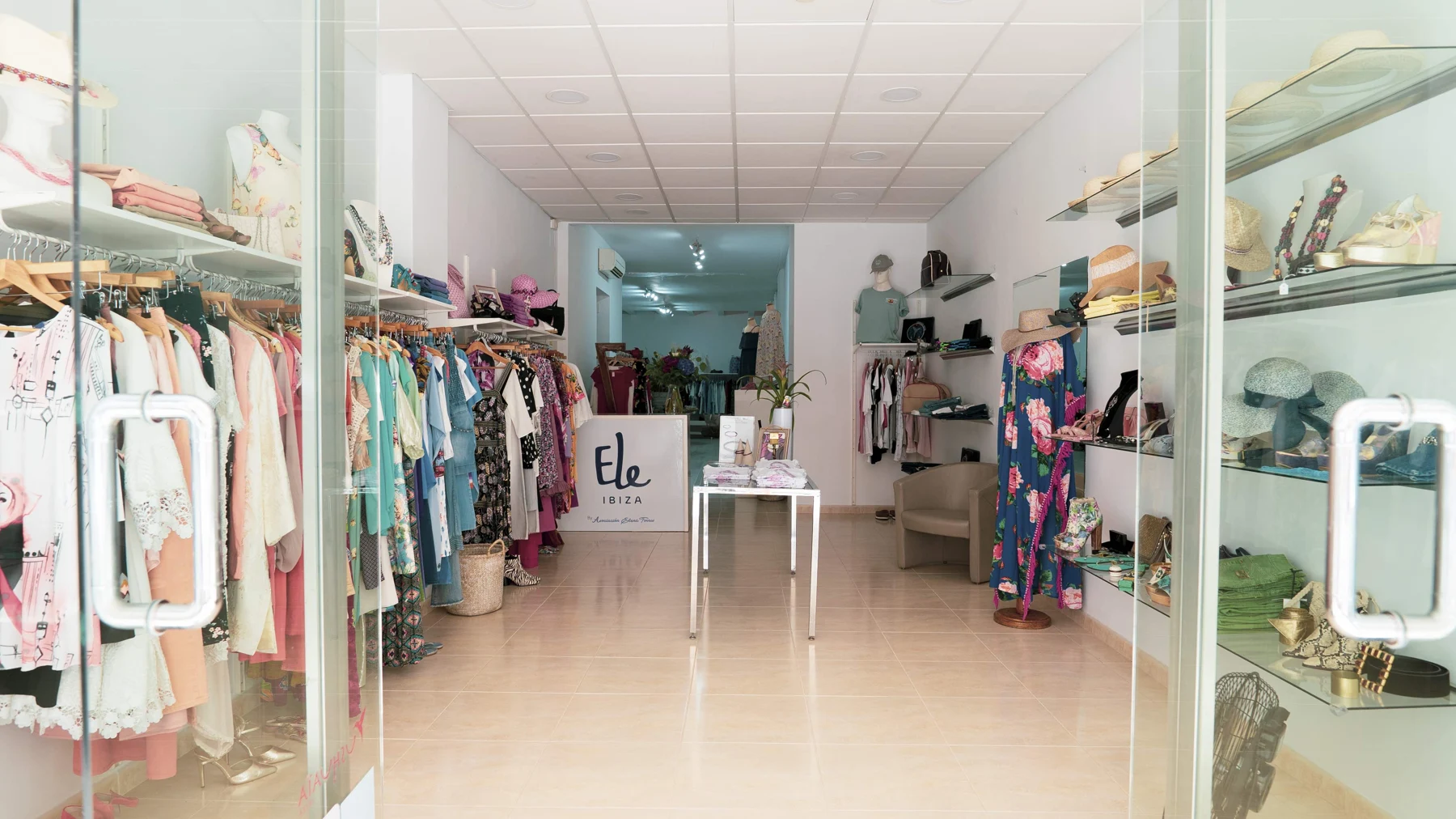Interior de la tienda solidaria ELE Ibiza