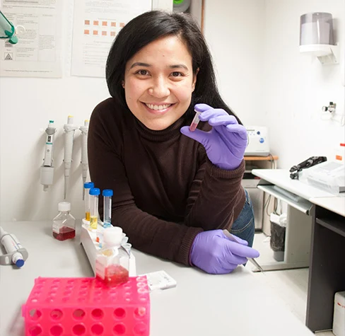 Priscila Monteiro Kosaka en el laboratorio